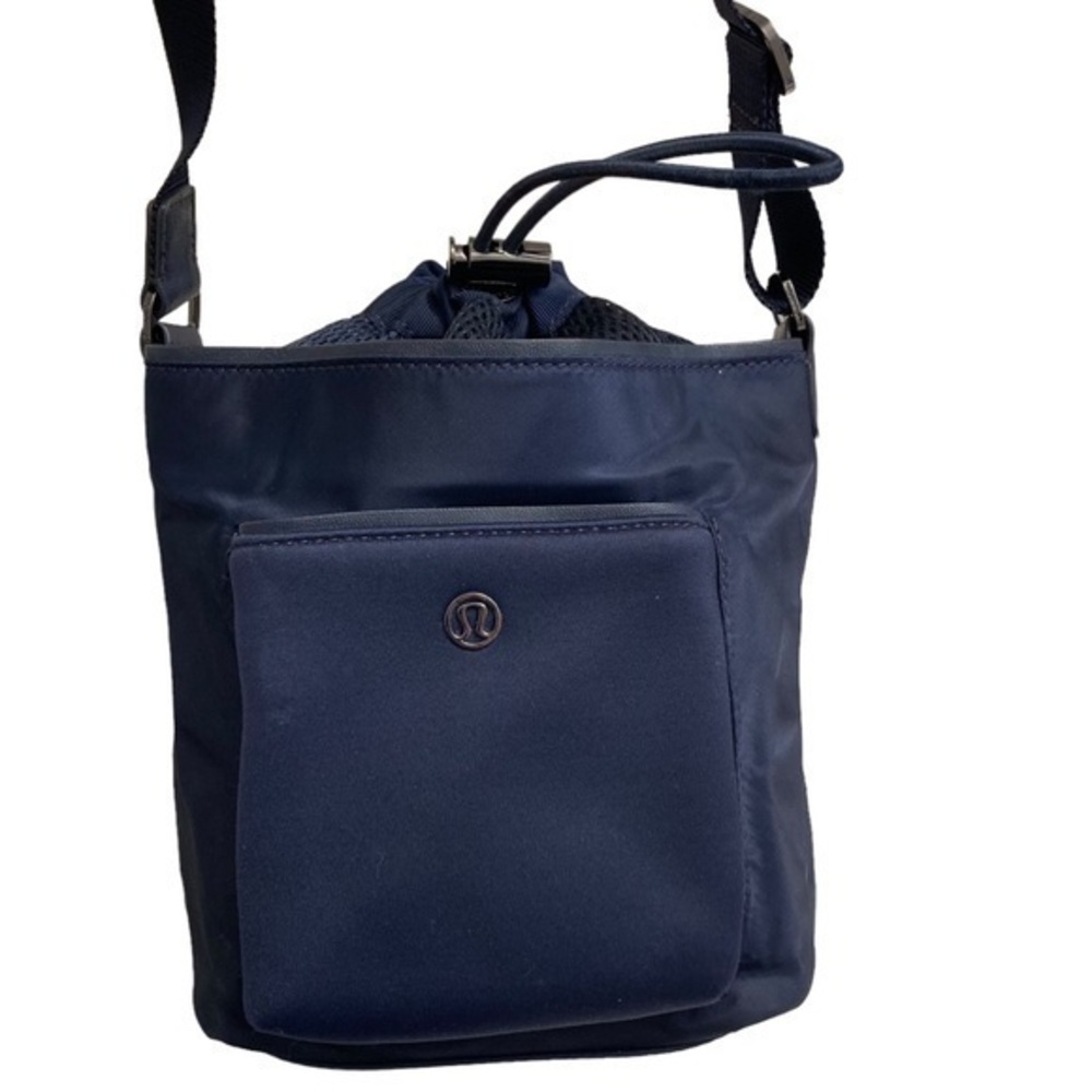 Lululemon all set blue nylon neoprene bucket bag